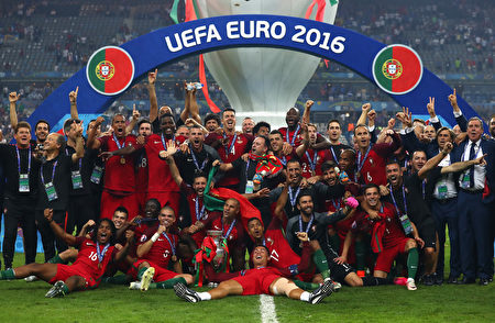 C罗欧洲杯夺冠回顾：荣誉的泪水与12年的坚持